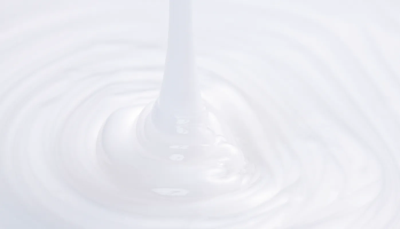 白いクリーム状のトリートメントが流れている写真
