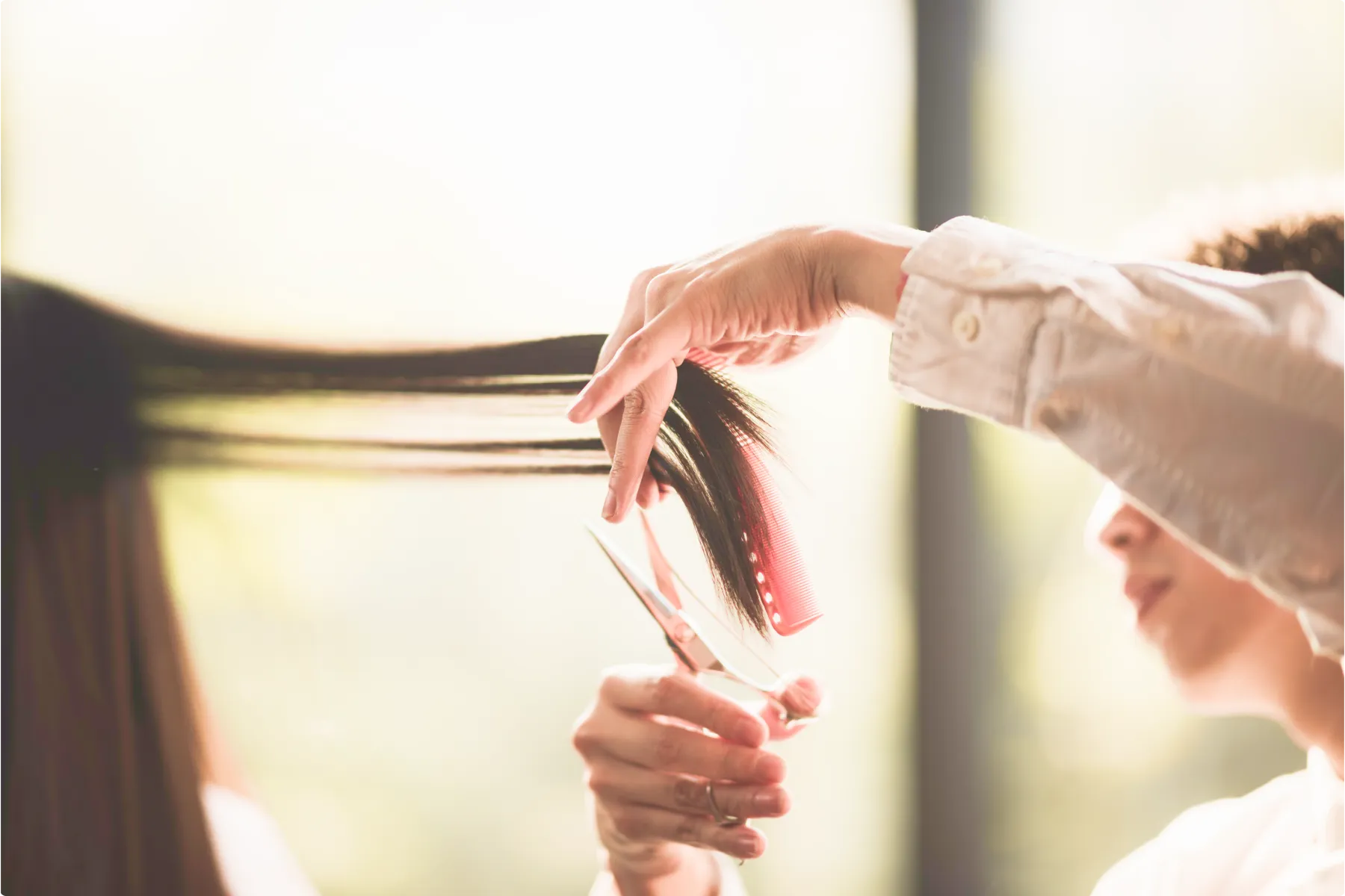 長い髪をカットする様子